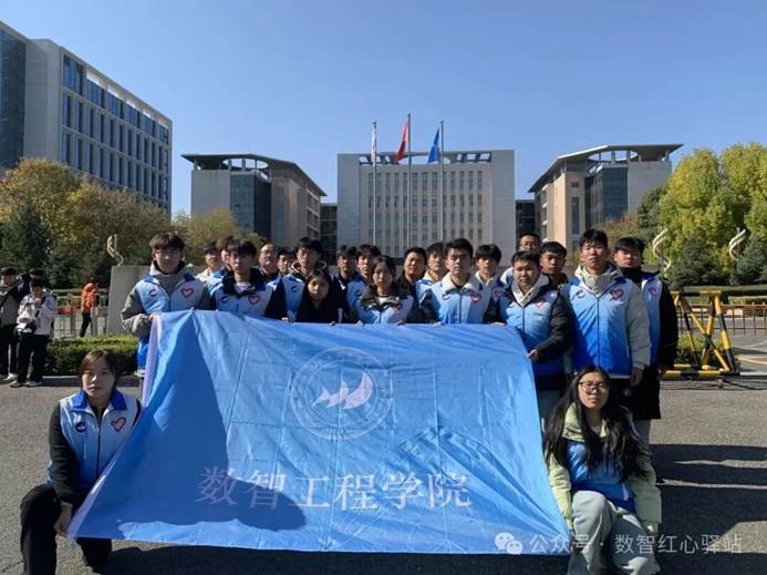 一群人在街道上 AI 生成的内容可能不正确。