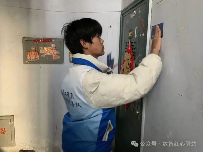 图片包含 站, 游戏机, 年轻, 冰箱 AI 生成的内容可能不正确。